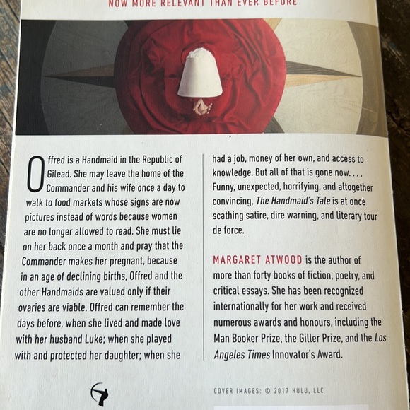 π 4/$20 NOVEL The Handmaidβs Tale by Margaret Atwood πHOST PICK!π - Picture 4 of 4